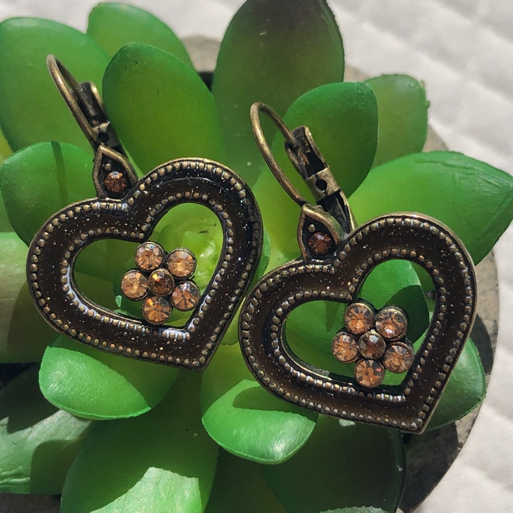 Beautiful earthy feel heart earrings with a bit of sparkle.Lightweight and fun🤎